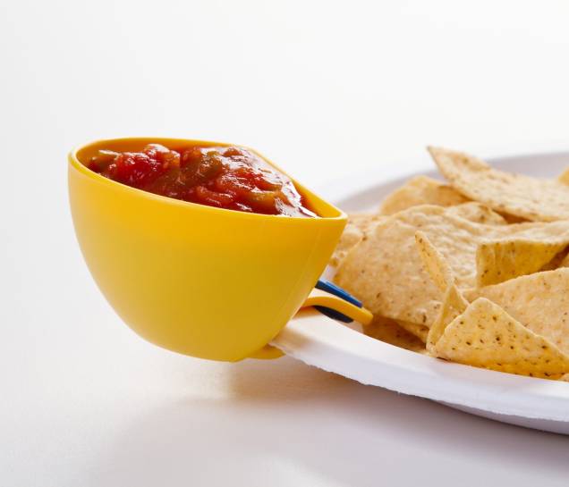 Molheira Clips, de plástico, para acoplar no prato. Etna, R$ 29,99 cada. Molheira Clips, de plástico, para acoplar no prato. Etna, R$ 29,99 cada.