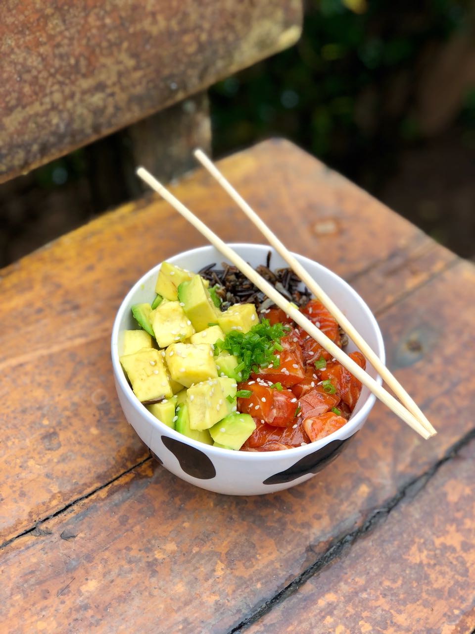 Poke havaiano com arroz negro