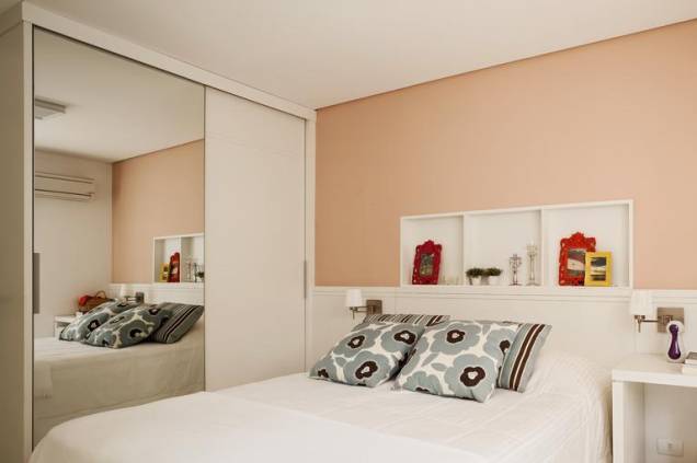 <span>Um painel de MDF branco (3,40 x 1,10 m), arrematado por um friso, suaviza a presença da tinta Sensitiva (SW 6267, da Sherwin-Williams) na porção mais alta da parede da cabeceira</span><span>. Projeto da a arquiteta Gina de Paulo.</span> <span>Um painel de MDF branco (3,40 x 1,10 m), arrematado por um friso, suaviza a presença da tinta Sensitiva (SW 6267, da Sherwin-Williams) na porção mais alta da parede da cabeceira</span><span>. Projeto da a arquiteta Gina de Paulo.</span>