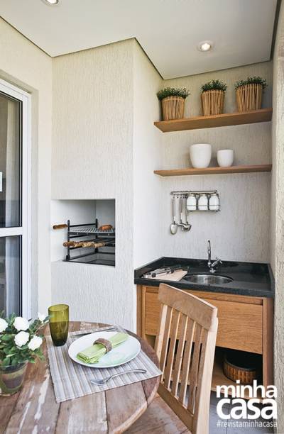 <span>A varanda com churrasqueira, perfeita para receber os amigos, é o diferencial do apê, com dois quartos e dois banheiros. Mesa e cadeiras do Depósito Santa Fé, gabinete e prateleiras da Marcenaria Beldan. </span>Projeto da arquiteta Renata Cáfaro <span>A varanda com churrasqueira, perfeita para receber os amigos, é o diferencial do apê, com dois quartos e dois banheiros. Mesa e cadeiras do Depósito Santa Fé, gabinete e prateleiras da Marcenaria Beldan. </span>Projeto da arquiteta Renata Cáfaro