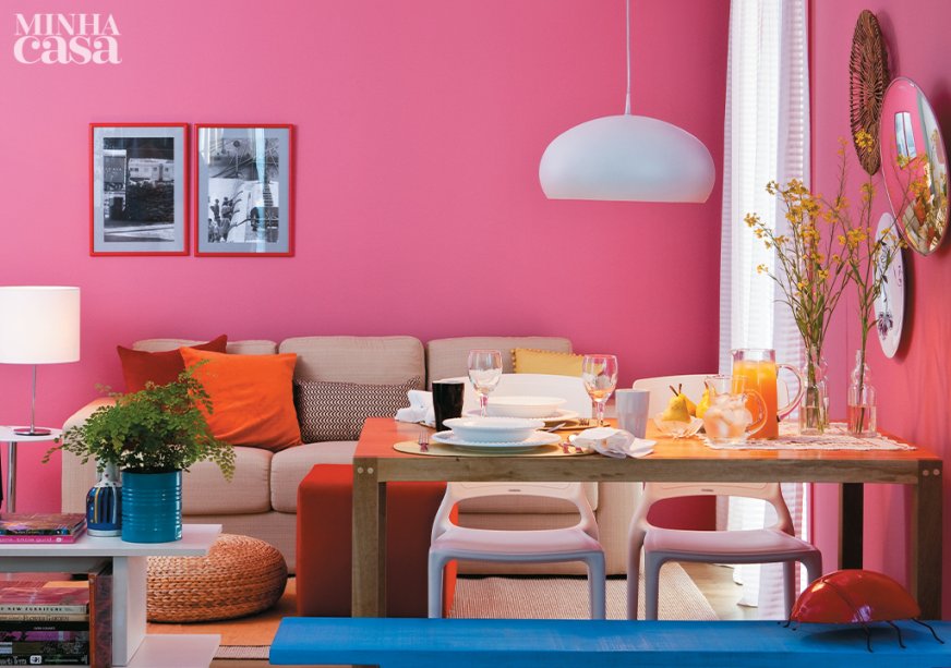 A tonalidade, muito viva, é a presença mais marcante da sala, não resta dúvida. Mas o resultado está longe de ser feminino ou infantil, uma vez que outras cores de temperamento forte também entram em cena. Pinceladas de vermelho, azul, amarelo e laranja produzem um mix jovem e moderno. A dica para não exagerar é usá-las em pequenas doses, como se fossem respingos. Tinta acrílica fosca Coral, cor Rosa Savana (Dulux, ref. 70RR 27/375). Reportagem visual Zizi Carderari e Tatiana Guardian .