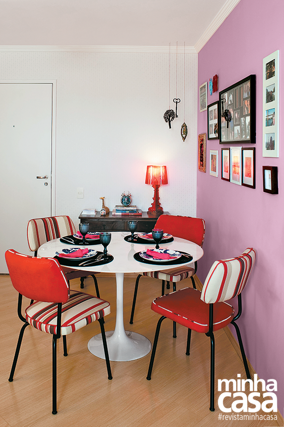 <span>Logo que se mudou para este apartamento de 40 m², em São Paulo, a designer Juliana Volcof trocou o branco da sala de jantar por um tom cor-derosa antigo (Turbilhão Framboesa, Coral). A pintura aqueceu a área.</span> <span>Logo que se mudou para este apartamento de 40 m², em São Paulo, a designer Juliana Volcof trocou o branco da sala de jantar por um tom cor-derosa antigo (Turbilhão Framboesa, Coral). A pintura aqueceu a área.</span>