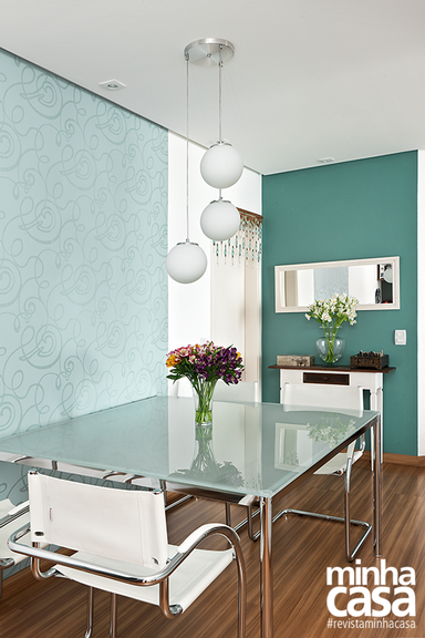 A graça da sala vem de uma combinação simples: a marcante nuance verde-azulada (Sete Lagos, ref. 90GG 30/195, da Coral) das paredes suavizada pela base neutra, que mescla branco, amadeirado e tons pastel. Projeto da designer de interiores Ana Maria Mouawad Queiroga A graça da sala vem de uma combinação simples: a marcante nuance verde-azulada (Sete Lagos, ref. 90GG 30/195, da Coral) das paredes suavizada pela base neutra, que mescla branco, amadeirado e tons pastel. Projeto da designer de interiores Ana Maria Mouawad Queiroga