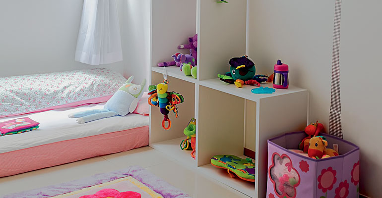 <span>Até 10 meses atrás, os analistas de sistema Patrícia e Paulo Sallorenzo eram os únicos moradores do apê alugado, no Rio de Janeiro. Com a chegada de Gabriela, o cômodo usado como home office passou a abrigar o cantinho da pequena. A pedido da mamãe, a designer de interiores Renata Nunes, da Touché Decor, incorporou no projeto alguns conceitos montessorianos, como a cama baixinha no lugar do berço. “O resultado é um espaço encantador e funcional, que desfrutamos juntas”, comemora Patrícia.</span> <span>Até 10 meses atrás, os analistas de sistema Patrícia e Paulo Sallorenzo eram os únicos moradores do apê alugado, no Rio de Janeiro. Com a chegada de Gabriela, o cômodo usado como home office passou a abrigar o cantinho da pequena. A pedido da mamãe, a designer de interiores Renata Nunes, da Touché Decor, incorporou no projeto alguns conceitos montessorianos, como a cama baixinha no lugar do berço. “O resultado é um espaço encantador e funcional, que desfrutamos juntas”, comemora Patrícia.</span>