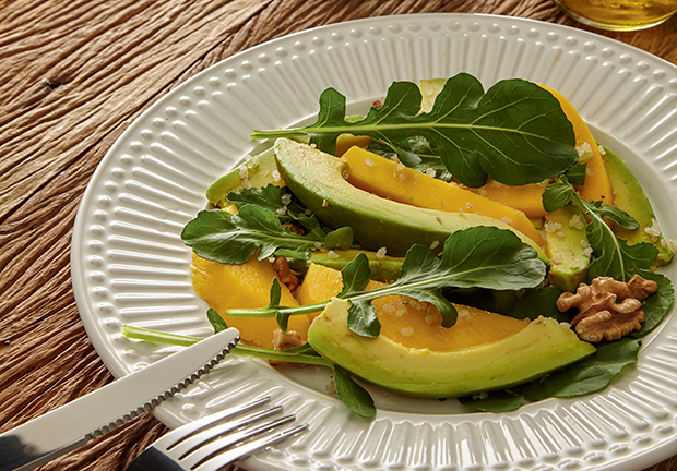 Salada de abacate, manga e agrião