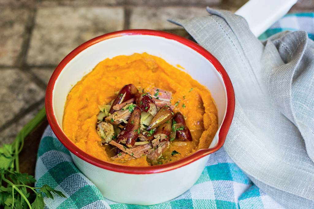 Abóbora cremosa com carne-seca e pinhão