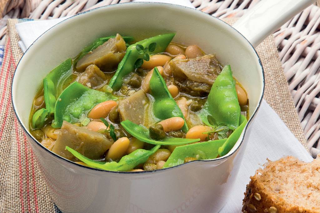 Fundo de alcachofra refogado com ervilha-torta