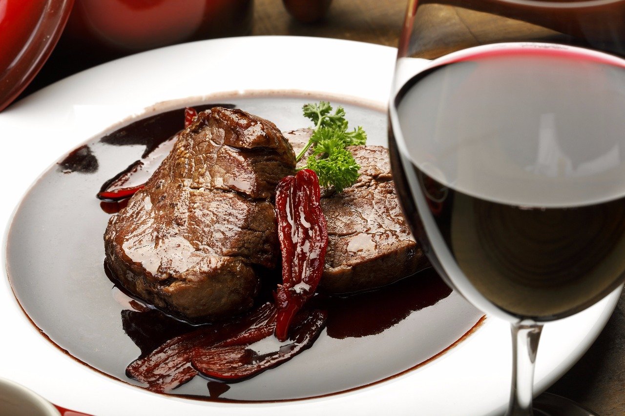 alcatra-ao-vinho-tinto-shutterstock-rocha-ribeiro-divulgac3a7c3a3o.jpg