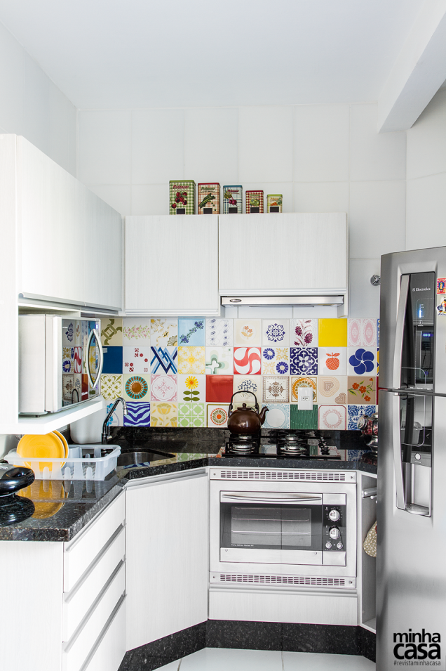 <span>A bancada recebeu um mix de azulejos estampados. Revestimentos</span><span>: da Eliane, peças brancas acetinadas, 7 m² do piso </span><span>Forma</span><span> (45 x 45 cm) e 20 m² do azulejo </span><span>Soft têxtil</span><span> (30 x 40 cm), na Balaroti.</span> <span>A bancada recebeu um mix de azulejos estampados. Revestimentos</span><span>: da Eliane, peças brancas acetinadas, 7 m² do piso </span><span>Forma</span><span> (45 x 45 cm) e 20 m² do azulejo </span><span>Soft têxtil</span><span> (30 x 40 cm), na Balaroti.</span>