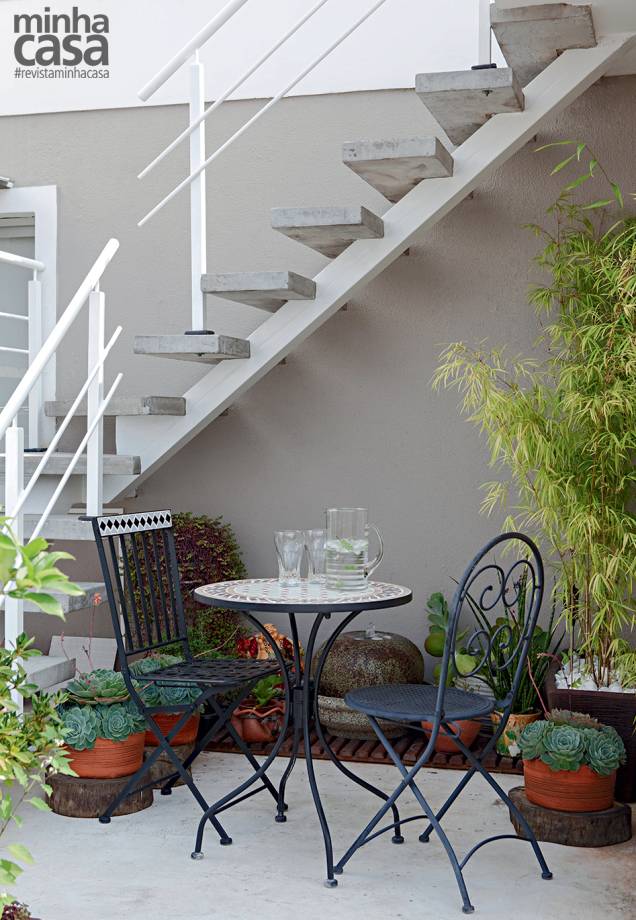No apartamento de cobertura da arquiteta Josanda Ferreira, de São Paulo, o acesso ao solário tornou-se um jardim zen. Sob a escada, deques amparam a fonte de arenito e o vaso com bambu. “De acordo com o feng shui, esse conjunto traz prosperidade”, conta a moradora. Bolachas de troncos de árvore (Shopping Garden) apoiam suculentas em cachepôs. As cadeiras e a mesa de ferro com tampo de mosaico são da Leroy Merlin. No apartamento de cobertura da arquiteta Josanda Ferreira, de São Paulo, o acesso ao solário tornou-se um jardim zen. Sob a escada, deques amparam a fonte de arenito e o vaso com bambu. “De acordo com o feng shui, esse conjunto traz prosperidade”, conta a moradora. Bolachas de troncos de árvore (Shopping Garden) apoiam suculentas em cachepôs. As cadeiras e a mesa de ferro com tampo de mosaico são da Leroy Merlin.