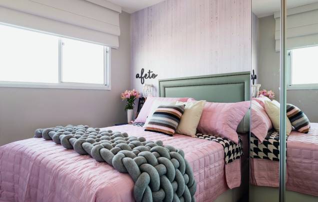 <span>Peças bacanas atraem os olhares: cabeceira de courino (Flamingo Design), pezeira trançada (Casa Prático), lettering Afeto (Seu Moa) e criado-mudo Devon (Tok&Stok).</span> <span>Peças bacanas atraem os olhares: cabeceira de courino (Flamingo Design), pezeira trançada (Casa Prático), lettering Afeto (Seu Moa) e criado-mudo Devon (Tok&Stok).</span>