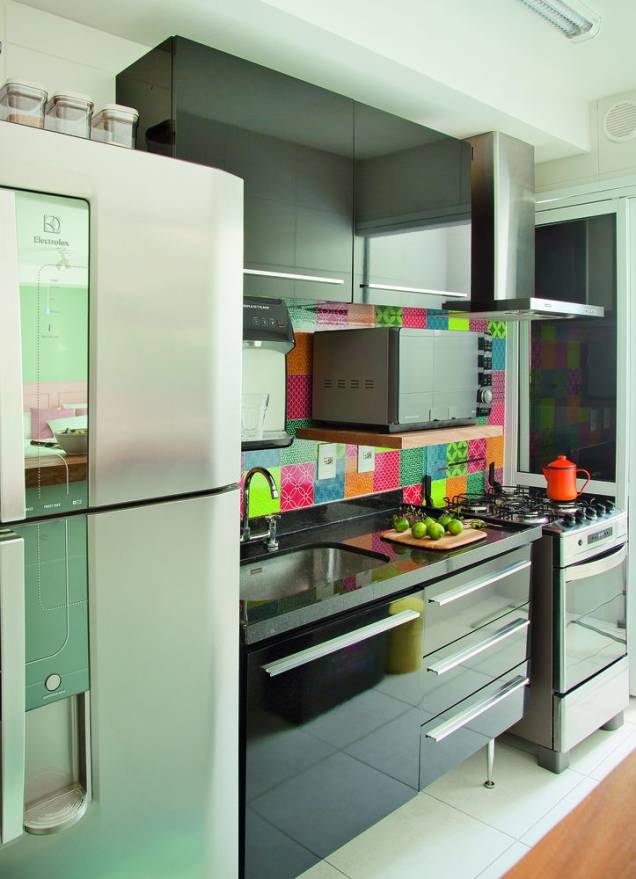 <span>Cores marcantes foram usadas na cozinha, já que ela fica à vista de quem está na sala de estar: os adesivos com estampas que remetem a ladrilhos hidráulicos (Mix Colorines. Grudado) escondem os azulejos lisos sem graça acima da pia. Projeto da arquiteta Tamires Roccon.</span> <span>Cores marcantes foram usadas na cozinha, já que ela fica à vista de quem está na sala de estar: os adesivos com estampas que remetem a ladrilhos hidráulicos (Mix Colorines. Grudado) escondem os azulejos lisos sem graça acima da pia. Projeto da arquiteta Tamires Roccon.</span>