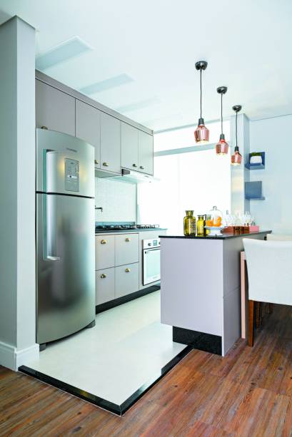 <span>Boa parte do encanto da cozinha se deve aos armários, desenhados pela arquiteta Bárbara Dundes. Feitas com MDF já revestido de laminado na cor nude (da Arauco), as peças foram arrematadas por puxadores do tipo concha, que conferem um ar europeu ao ambiente.</span> <span>Boa parte do encanto da cozinha se deve aos armários, desenhados pela arquiteta Bárbara Dundes. Feitas com MDF já revestido de laminado na cor nude (da Arauco), as peças foram arrematadas por puxadores do tipo concha, que conferem um ar europeu ao ambiente.</span>