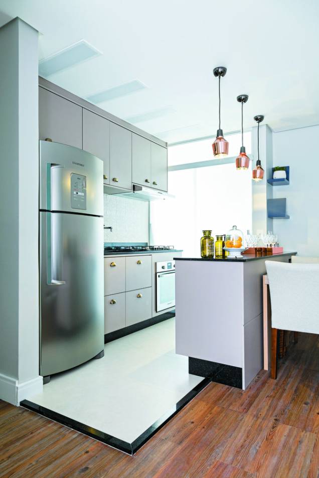 <span>Boa parte do encanto da cozinha se deve aos armários, desenhados pela arquiteta. Feitas com MDF já revestido de laminado na cor nude (da Arauco), as peças foram arrematadas por puxadores do tipo concha, que conferem um ar europeu ao ambiente. Projeto da arquiteta Bárbara Dundes.</span> <span>Boa parte do encanto da cozinha se deve aos armários, desenhados pela arquiteta. Feitas com MDF já revestido de laminado na cor nude (da Arauco), as peças foram arrematadas por puxadores do tipo concha, que conferem um ar europeu ao ambiente. Projeto da arquiteta Bárbara Dundes.</span>
