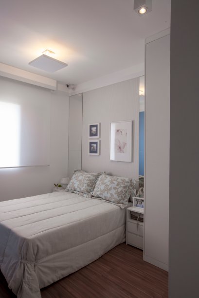 <span>No quarto do casal, os olhares se voltam para a superfície atraás da cama. Um appel com estampa discreta e clarinha foi aplicado na região central, que corresponde à largura do colchão, fazendo as vezes de cabeceira – um arranjo de quadros alegra o conjunto. As duas laterais do revestimento se completam com faixas de espleho (0,45 x 1,60 m cada), que têm a altura calculada a partir do tampo dos criados-mudos. Projeto da arquiteta Cecilia Belucci, de Campinas, SP</span>