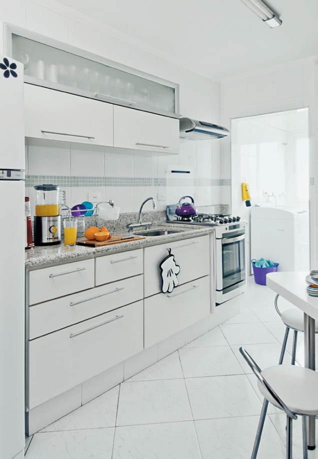 <span>Integração com a lavanderia e boa marcenaria dão conforto à cozinha. Os armários forram as duas maiores paredes do ambiente e vieram com o apartamento. Somam gabinete da pia, módulos suspensos, torre do chão ao teto e cantoneira, além de uma bancada de refeições para dois. </span> <span>Integração com a lavanderia e boa marcenaria dão conforto à cozinha. Os armários forram as duas maiores paredes do ambiente e vieram com o apartamento. Somam gabinete da pia, módulos suspensos, torre do chão ao teto e cantoneira, além de uma bancada de refeições para dois. </span>