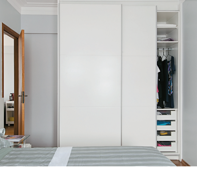 <span>Quando abertas, as portas de correr do armário e do banheiro não prejudicam a circulação dos moradores. </span><span>Ter criados-mudos (80 x 45 x 80 cm) com quatro gavetas foi outra boa ideia da dona da casa para organizar objetos. </span> <span>Quando abertas, as portas de correr do armário e do banheiro não prejudicam a circulação dos moradores. </span><span>Ter criados-mudos (80 x 45 x 80 cm) com quatro gavetas foi outra boa ideia da dona da casa para organizar objetos. </span>