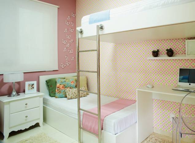 <span>No quarto das irmãs, a ambientação é igualmente graciosa. Uma das superfícies se veste com um papel geométrico delicado, enquanto a outra se valoriza com tinta (Porção de Amoras, ref. 3900, da Coral. Tintas MC, lata de 800 ml) e enfeites de borboletas de polipropileno ( Monarch Wall , ref. 274585. Tok&Stok, pacote com 24). Projeto da arquiteta Marcy Ricciardi.</span> <span>No quarto das irmãs, a ambientação é igualmente graciosa. Uma das superfícies se veste com um papel geométrico delicado, enquanto a outra se valoriza com tinta (Porção de Amoras, ref. 3900, da Coral. Tintas MC, lata de 800 ml) e enfeites de borboletas de polipropileno ( Monarch Wall , ref. 274585. Tok&Stok, pacote com 24). Projeto da arquiteta Marcy Ricciardi.</span>