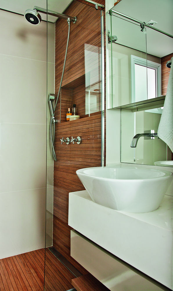<span>A ideia de instalar dois chuveiros na área de banho da suíte, segundo o casal, não poderia ter sido mais certeira. Para completar, o revestimento eleito para o boxe foi um porcelanato amadeirado (Legno Di Versalles, 1,03 x 0,25 m, da Lanzi), criando um relaxante clima de spa. Projeto da arquiteta Isabel Amorim. </span> <span>A ideia de instalar dois chuveiros na área de banho da suíte, segundo o casal, não poderia ter sido mais certeira. Para completar, o revestimento eleito para o boxe foi um porcelanato amadeirado (Legno Di Versalles, 1,03 x 0,25 m, da Lanzi), criando um relaxante clima de spa. Projeto da arquiteta Isabel Amorim. </span>