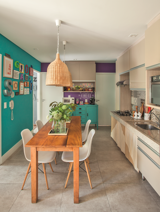 <span>No ambiente, um mix de roxo (Impulsive) e turquesa (Surfer, ambas da Sherwin–Williams) tinge as paredes – uma delas recebeu arranjo de quadros. Projeto da designer de interiores Susan Mestrinelli.</span> <span>No ambiente, um mix de roxo (Impulsive) e turquesa (Surfer, ambas da Sherwin–Williams) tinge as paredes – uma delas recebeu arranjo de quadros. Projeto da designer de interiores Susan Mestrinelli.</span>