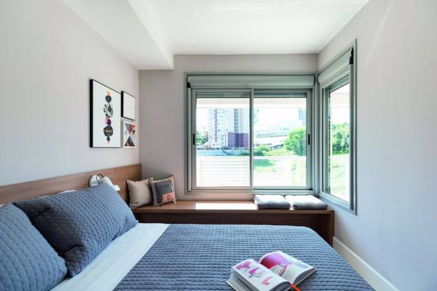 Seguindo a estética clean e neutra, a madeira entra para trazer o conforto que o quarto pede. O material abraça o armário, compõe a cabeceira e transforma-se em um convidativo banco. Projeto da <span>engenheira e designer de interiores Lisiane Scardoelli, do escritório Studio Cinque.</span> Seguindo a estética clean e neutra, a madeira entra para trazer o conforto que o quarto pede. O material abraça o armário, compõe a cabeceira e transforma-se em um convidativo banco. Projeto da <span>engenheira e designer de interiores Lisiane Scardoelli, do escritório Studio Cinque.</span>