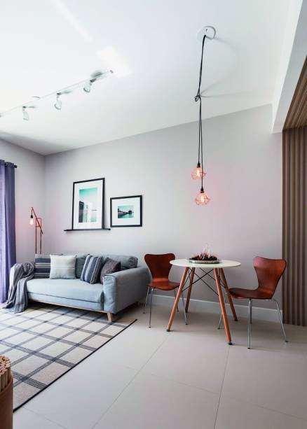 <span>“Pintamos apenas a superfície oposta ao sofá de azul (Mergulho Sereno, da Coral). Ainda assim, é um tom acinzentado, que não sai da paleta neutra que elegemos”, diz a designer de interiores Lisiane Scardoelli, do escritório Studio Cinque.</span> <span>“Pintamos apenas a superfície oposta ao sofá de azul (Mergulho Sereno, da Coral). Ainda assim, é um tom acinzentado, que não sai da paleta neutra que elegemos”, diz a designer de interiores Lisiane Scardoelli, do escritório Studio Cinque.</span>