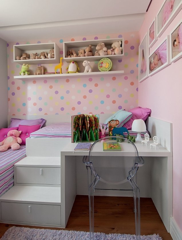 No quarto das crianças, as duas camas, dispostas em L, são acopladas a uma bancada. E cada degrau da escada que conduz ao leito mais alto embute um gavetão para acomodar brinquedos e outros itens. Projeto d<span>a designer de interiores Adriana Fontana.</span>