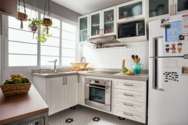 <span>O mobiliário laminado branco (Marceneiro Curitiba) foi feito sob medida para aproveitar a área – o tampo de granito siena branco acompanha a proposta da paleta clean. Embutidos, forno e fogão elétricos foram as melhores opções, já que não há rede de gás no prédio e um botijão ocuparia um espaço precioso. </span>Projeto das <span>arquitetas Carolina Falavinha e Ana Letícia Andrade, do escritório Une.</span> <span>O mobiliário laminado branco (Marceneiro Curitiba) foi feito sob medida para aproveitar a área – o tampo de granito siena branco acompanha a proposta da paleta clean. Embutidos, forno e fogão elétricos foram as melhores opções, já que não há rede de gás no prédio e um botijão ocuparia um espaço precioso. </span>Projeto das <span>arquitetas Carolina Falavinha e Ana Letícia Andrade, do escritório Une.</span>