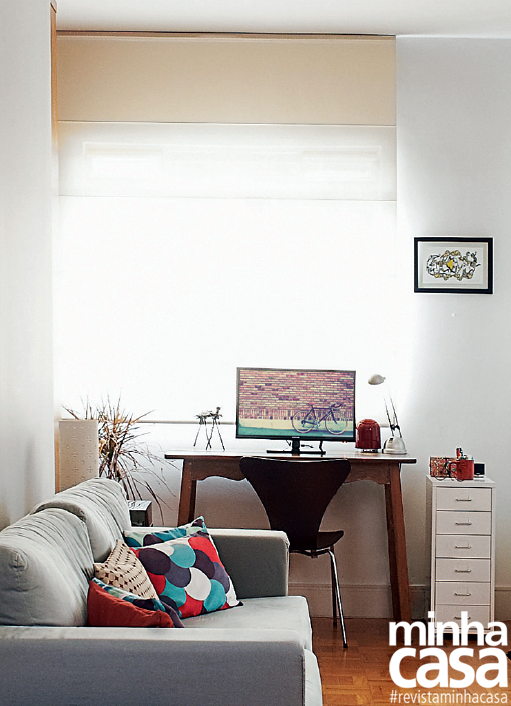 O ambiente todo integrado tem um cantinho mais reservado para o home office. Projeto da arquiteta <span>Marina Annunziato.</span> O ambiente todo integrado tem um cantinho mais reservado para o home office. Projeto da arquiteta <span>Marina Annunziato.</span>