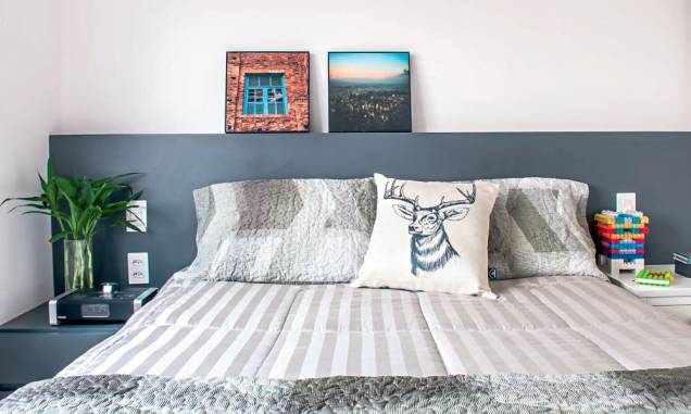 <span>Em nome da continuidade estética, a cabeceira da cama ostenta acabamento cinza. A peça ainda embute um criado-mudo de um lado – o móvel avulso do outro confere bem-vinda assimetria ao conjunto. Projeto das arquitetas Fabiana Silveira e Patricia de Palma, do escritório SP Estudio.</span> <span>Em nome da continuidade estética, a cabeceira da cama ostenta acabamento cinza. A peça ainda embute um criado-mudo de um lado – o móvel avulso do outro confere bem-vinda assimetria ao conjunto. Projeto das arquitetas Fabiana Silveira e Patricia de Palma, do escritório SP Estudio.</span>