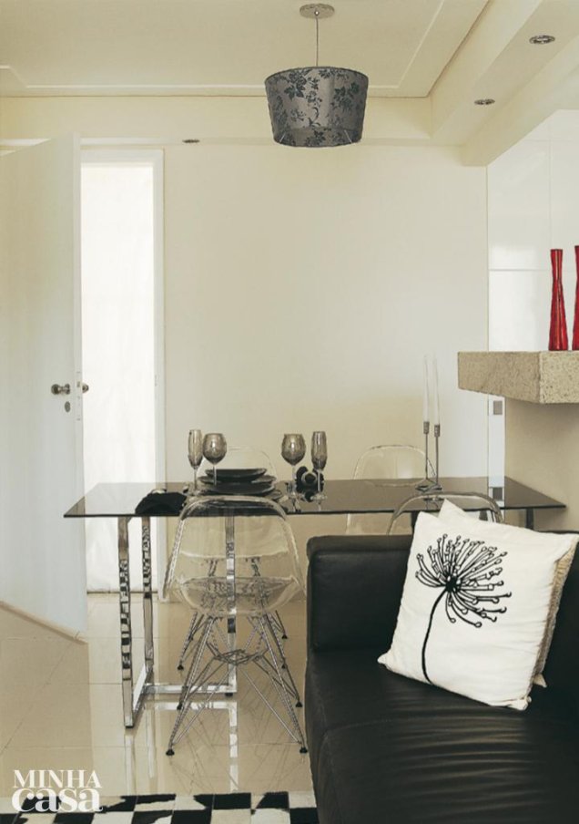 <span>A arquiteta escolheu móveis compactos e de visual leve – como a mesa de vidro da sala de jantar. Projeto de Raquel Teruko Maruiti, da construtura MRV.</span>