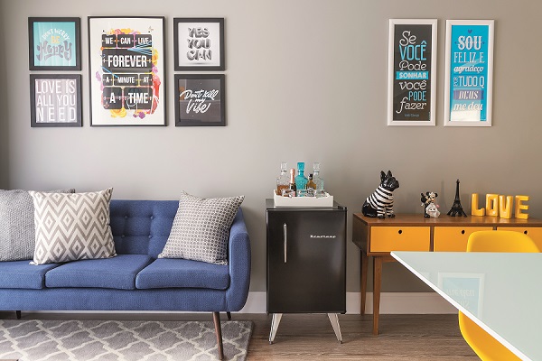 <span>Para que o amarelo não pesasse, a base ficou toda neutra – cinza nas paredes (cores Elefante, ref. D161, na superfície atrás do estofado, e Prata, ref. C161, nas demais paredes, ambas da Suvinil) e padrão amadeirado no piso e no painel da TV. </span>Projeto da arquiteta Priscila Cayres e do engenheiro Caiê de Menezes. <span>Para que o amarelo não pesasse, a base ficou toda neutra – cinza nas paredes (cores Elefante, ref. D161, na superfície atrás do estofado, e Prata, ref. C161, nas demais paredes, ambas da Suvinil) e padrão amadeirado no piso e no painel da TV. </span>Projeto da arquiteta Priscila Cayres e do engenheiro Caiê de Menezes.