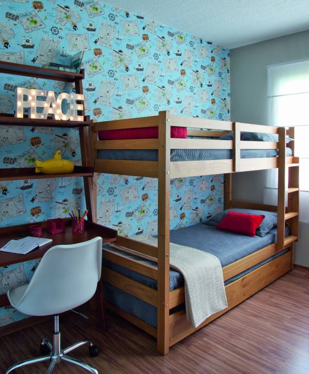 <span>A peça-chave do dormitório, concebido para acomodar três irmãos, é o beliche equipado com mais uma cama inferior.</span><span> A escrivaninha-estante também colabora com a otimização da área: oferece espaço para os estudos e ainda organiza os pertences da garotada. </span><span> “Abusamos da madeira para criar um clima acolhedor”, diz Veridiana, indicando o fim da hegemonia do mobiliário branquinho para quartos infantis. Projeto da designer de interiores Maria Veridiana Leoni, da M2House, e do arquiteto Kennory Weston, da KW Arquitetura.</span> <span>A peça-chave do dormitório, concebido para acomodar três irmãos, é o beliche equipado com mais uma cama inferior.</span><span> A escrivaninha-estante também colabora com a otimização da área: oferece espaço para os estudos e ainda organiza os pertences da garotada. </span><span> “Abusamos da madeira para criar um clima acolhedor”, diz Veridiana, indicando o fim da hegemonia do mobiliário branquinho para quartos infantis. Projeto da designer de interiores Maria Veridiana Leoni, da M2House, e do arquiteto Kennory Weston, da KW Arquitetura.</span>