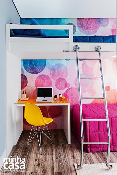 <span>O quarto infantil prima pelas cores vibrantes no papel de parede, nos móveis e nos objetos. Projeto da designer de interiores Adriana Fontana.</span> <span>O quarto infantil prima pelas cores vibrantes no papel de parede, nos móveis e nos objetos. Projeto da designer de interiores Adriana Fontana.</span>