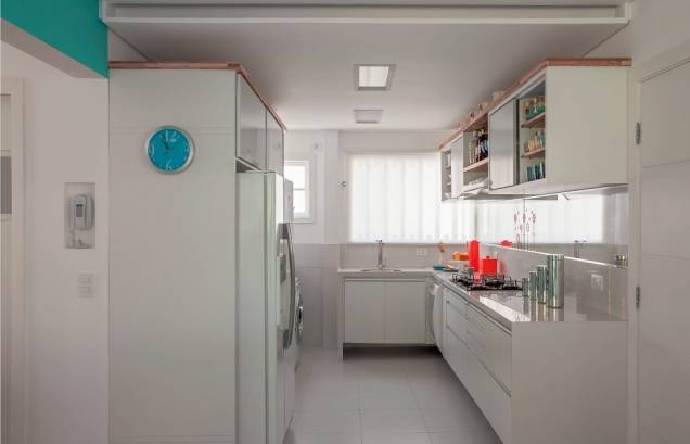 <span>Os armários da cozinha foram projetados pela arquiteta Gina de Paulo, que especificou como material dominante o MDF revestido de laminado branco brilhante. De modo a incrementar a marcenaria, há prateleiras de teca e portas superiores de vidro branco basculantes ou de correr. Projeto da arquiteta Gina de Paulo, do Idea Estúdio.</span> <span>Os armários da cozinha foram projetados pela arquiteta Gina de Paulo, que especificou como material dominante o MDF revestido de laminado branco brilhante. De modo a incrementar a marcenaria, há prateleiras de teca e portas superiores de vidro branco basculantes ou de correr. Projeto da arquiteta Gina de Paulo, do Idea Estúdio.</span>