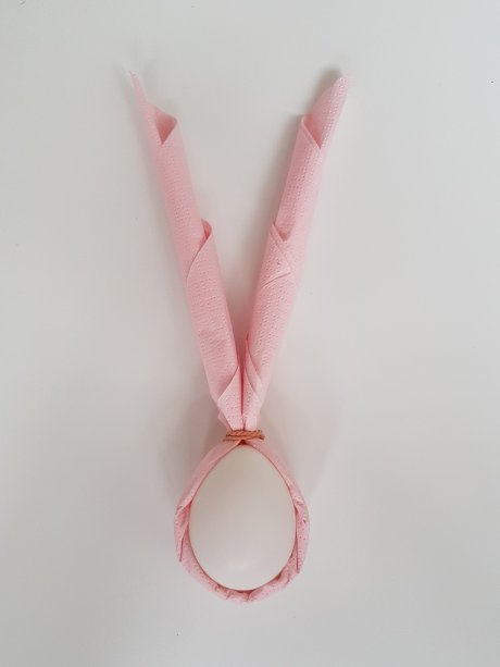 5- Prendá-o com o elástico de borracha.
