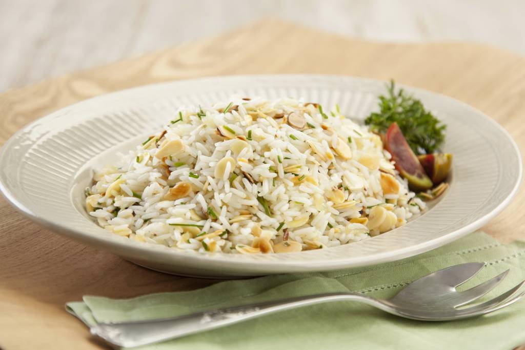 Arroz ao azeite com ervas e amêndoas