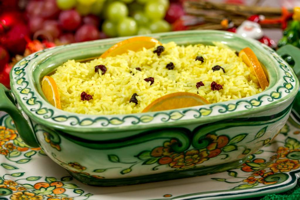 Arroz com laranja e uvas passas