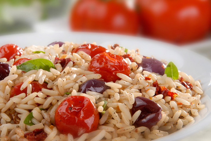 Arroz com tomate, manjericão e azeitonas pretas