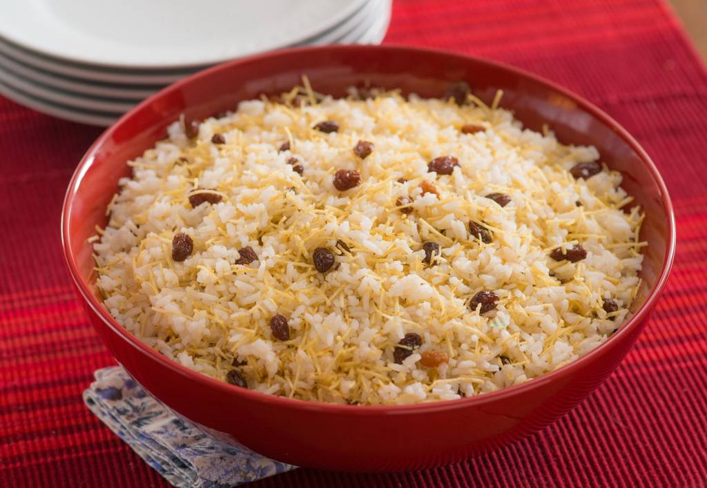 Arroz de festa com espumante e uvas passas