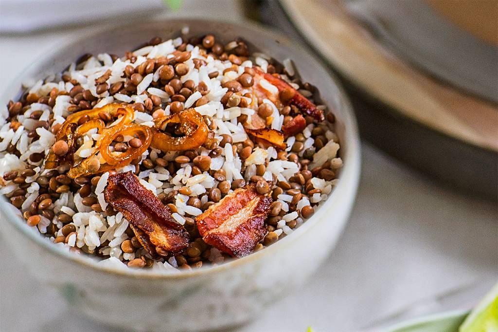 Arroz com lentilha, cebola caramelada e bacon crocante