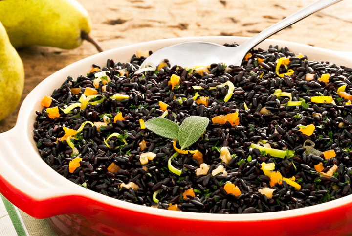 Arroz preto com peras assadas