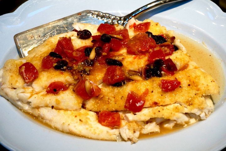 Bacalhau assado com uva passa e nozes