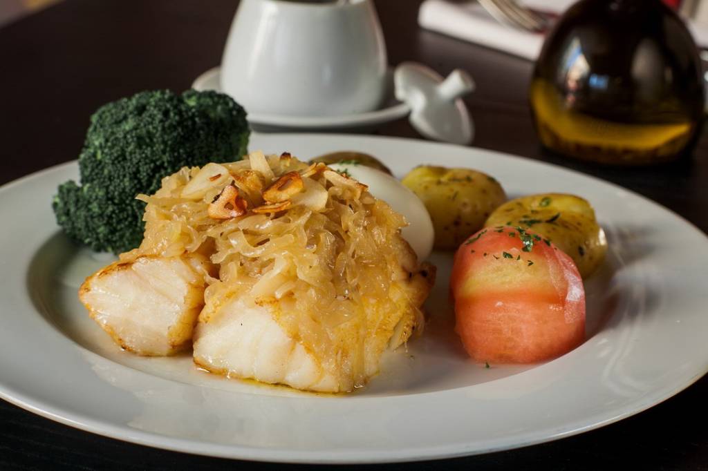 Bacalhau com cebola caramelizada e batatas ao murro