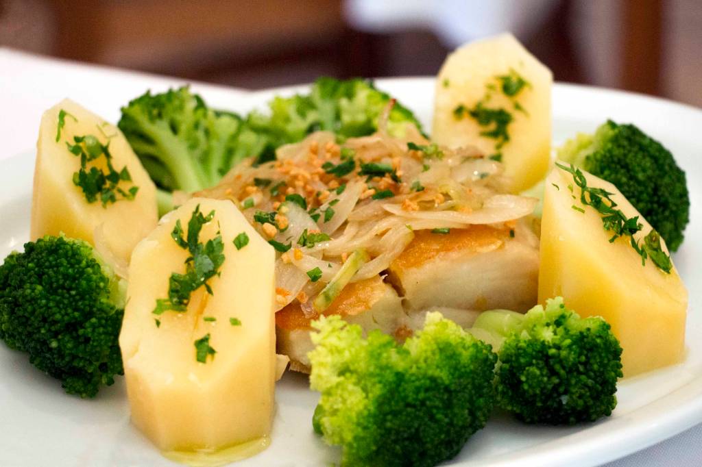 Bacalhau grelhado com brócolis e batata