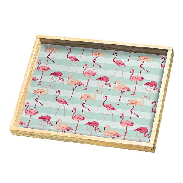 9. Bandeja (27 x 3,5 x 35 cm), de pínus com adesivo e película impermeável. <a href="https://www.decohouse.com.br/pd-4cb091-bandeja-flamingo.html?ct=&p=1&s=1" target="_blank" rel="noopener">Decohouse</a>, R$ 59,90