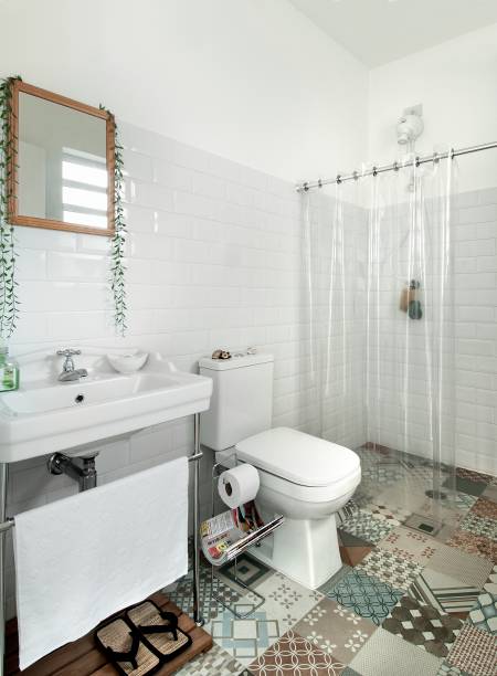 <span>O ar antiguinho deste projeto foi conquistado graças ao casamento do porcelanato com aparência de ladrilho hidráulico no piso (similar: Oxford Deco, da Biancogres, de 60 x 60 cm. C&C) com os subway tiles – os famosos azulejos das estações de metrô europeias – (modelo Metro White, da Eliane, de 20 x 10 cm. C&C), que cobrem todas as paredes até a altura de 1,80 m. A cortina de plástico transparente protege a área seca dos respingos e garante que a composição fique à mostra.</span> <span>O ar antiguinho deste projeto foi conquistado graças ao casamento do porcelanato com aparência de ladrilho hidráulico no piso (similar: Oxford Deco, da Biancogres, de 60 x 60 cm. C&C) com os subway tiles – os famosos azulejos das estações de metrô europeias – (modelo Metro White, da Eliane, de 20 x 10 cm. C&C), que cobrem todas as paredes até a altura de 1,80 m. A cortina de plástico transparente protege a área seca dos respingos e garante que a composição fique à mostra.</span>