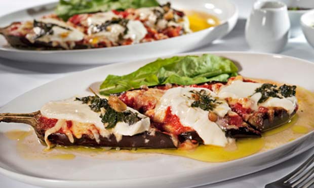 Berinjela ao forno com pesto de nozes e manjericão