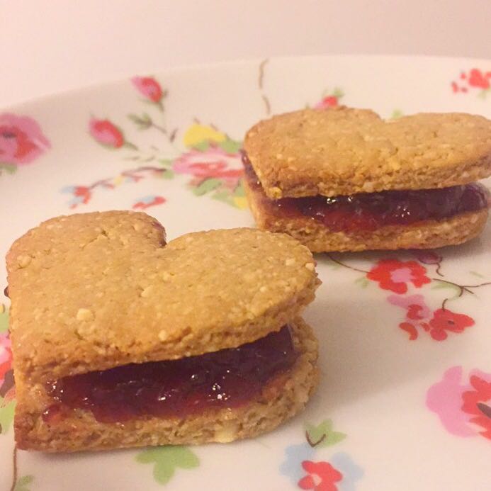 Biscoito funcional de amêndoa com geleia de morango