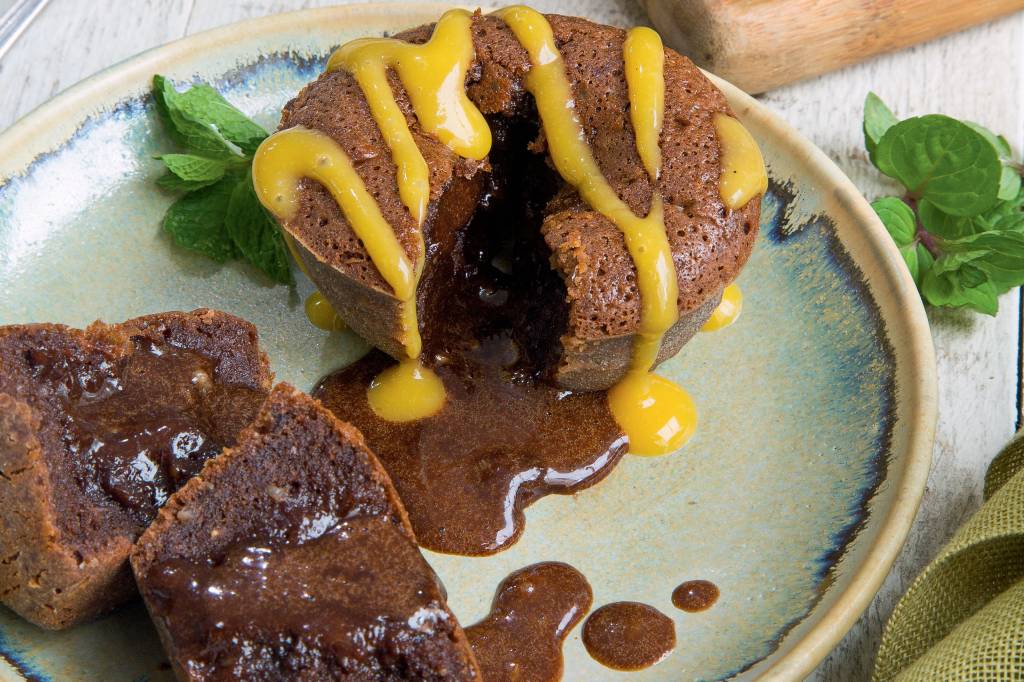 Bolinho cremoso com castanha-do-pará e calda de cajá